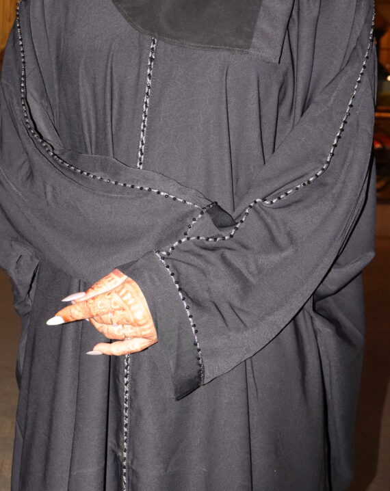 Maxi Brooch Abaya - Image 5